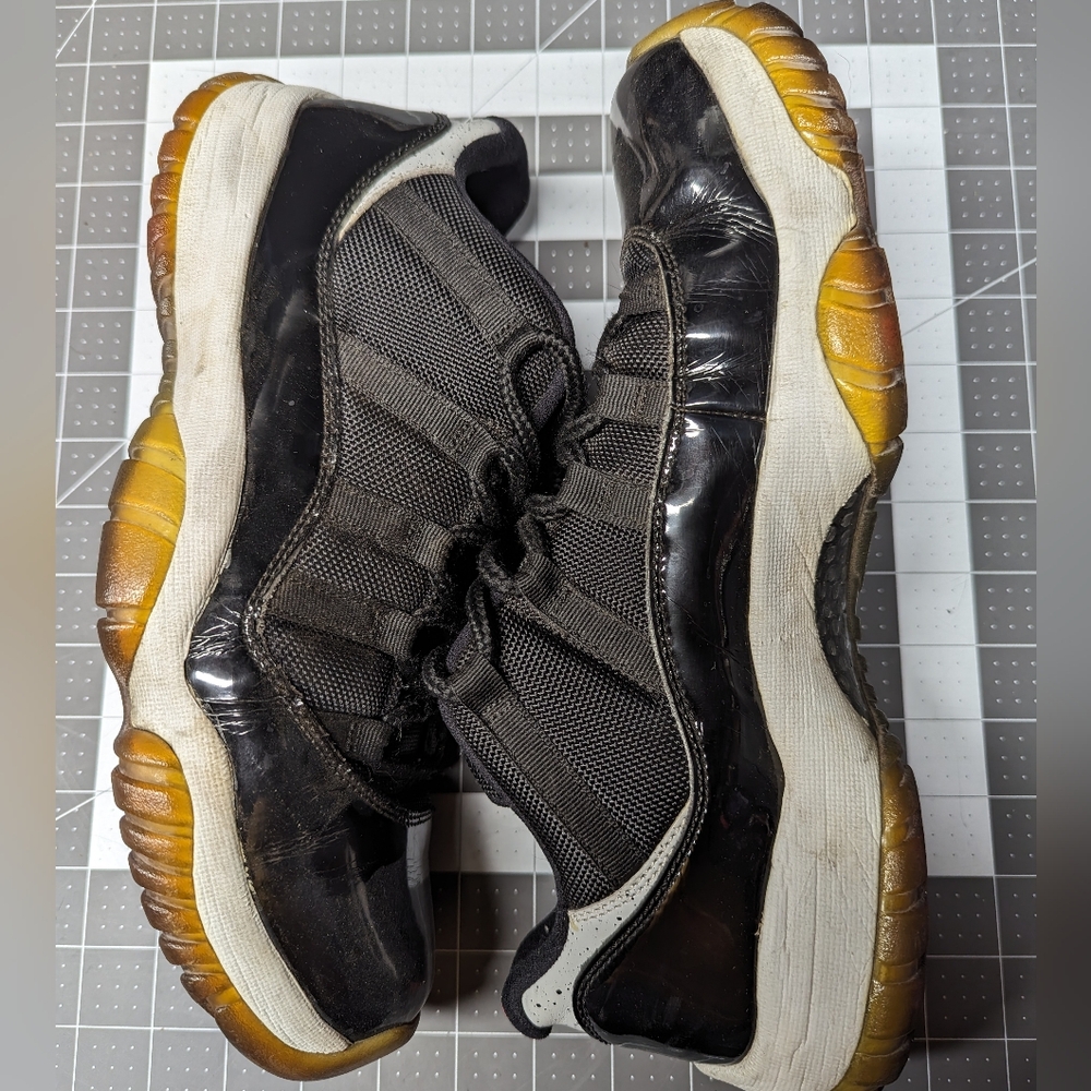 Jordan 11 Low Infared, size 10 men's basketball shoes